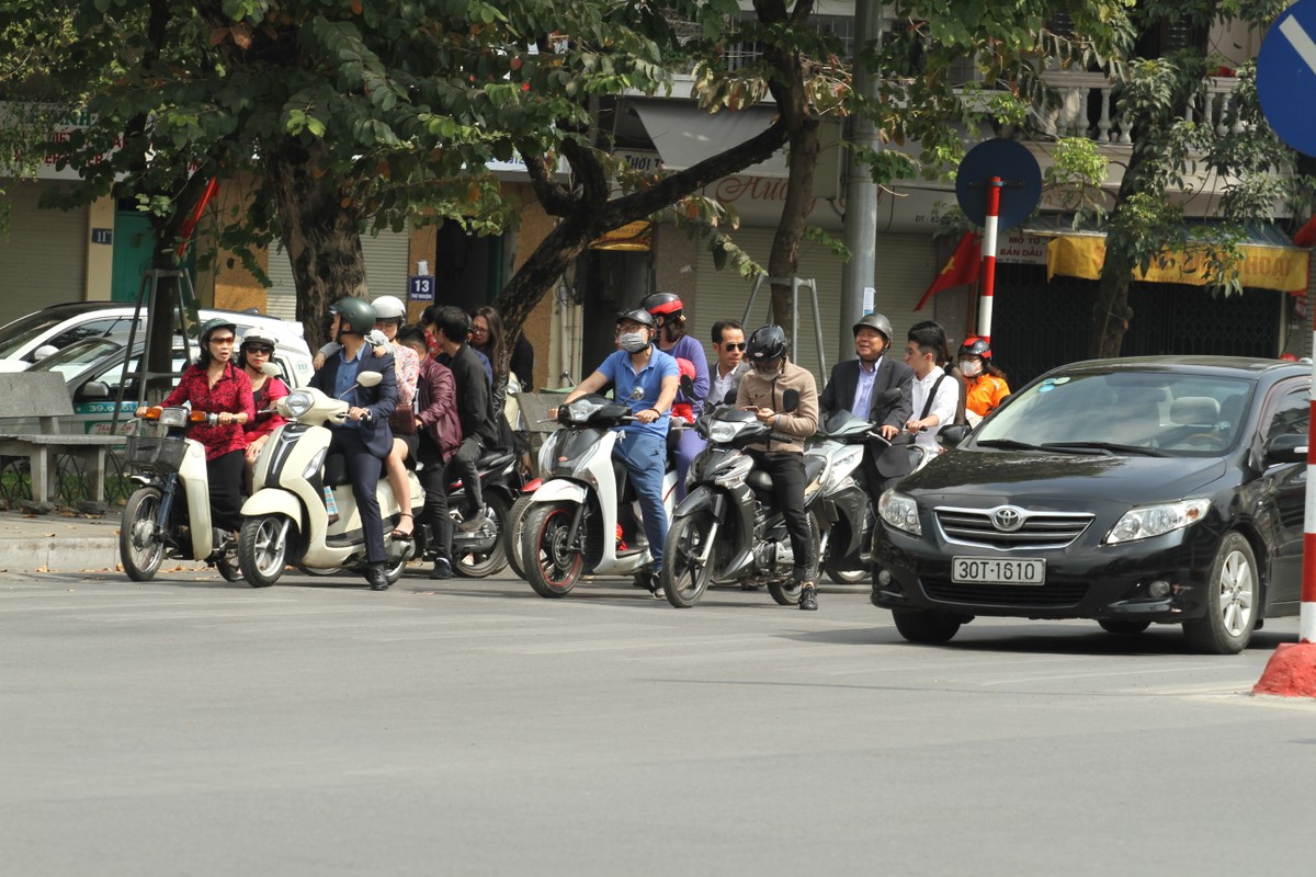 Ha Noi: Cuoc song tro lai binh thuong chieu mung 1 Tet Ky Hoi-Hinh-2