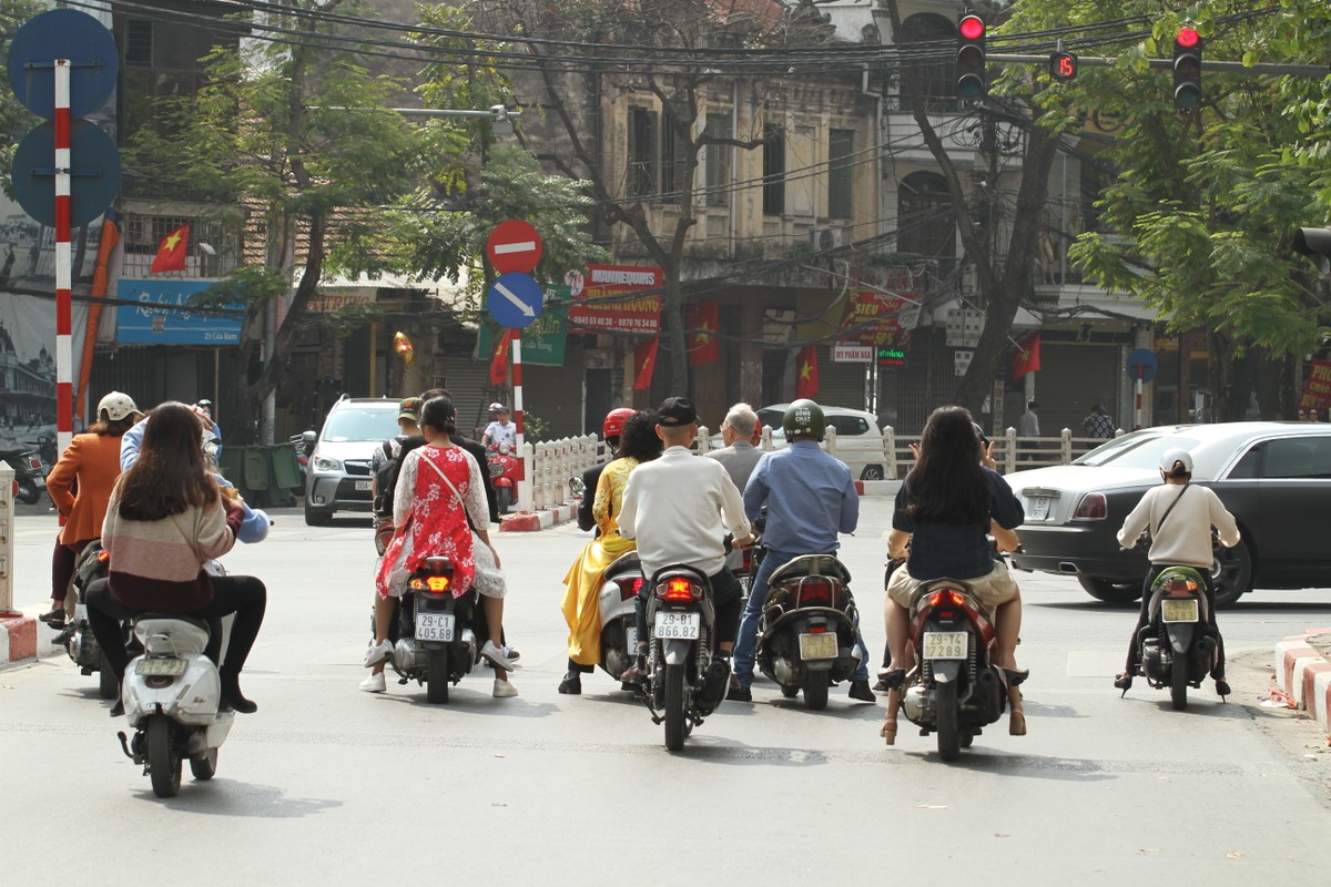 Ha Noi: Cuoc song tro lai binh thuong chieu mung 1 Tet Ky Hoi-Hinh-6