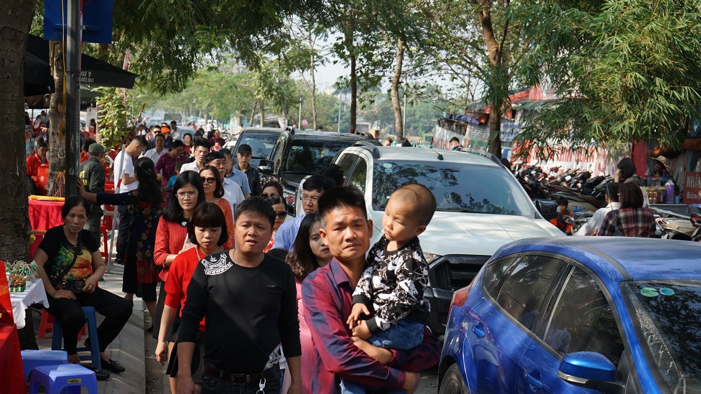 Hang van nguoi chen chan dang le phu Tay Ho ngay dau nam-Hinh-9