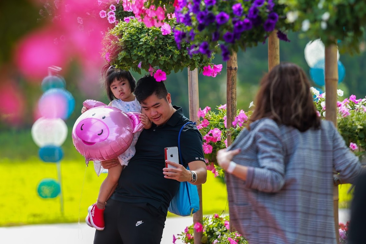 Le hoi hoa xuan Ecopark: Khong hop gia dinh tre nho, gia ca dat 