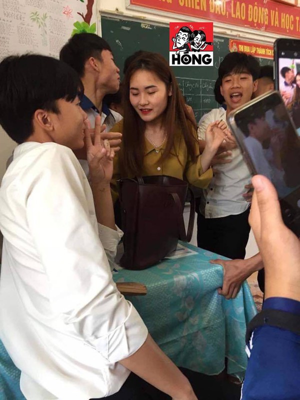 Co giao bong bi hoc sinh bua vay xung quanh chi vi dieu nay-Hinh-2