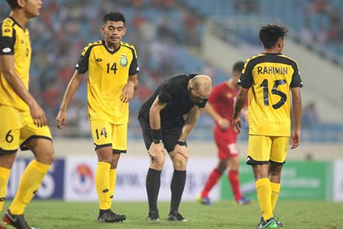 Pha chan thuong hy huu cua trong tai chinh tran U23 Viet nam va Brunei