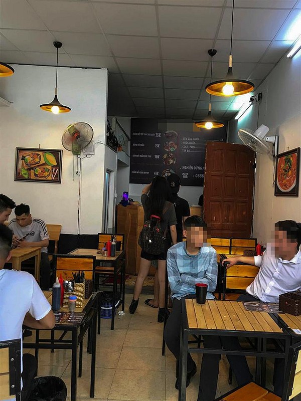 Ban gai doi an KFC, chang trai dua di an banh mi chao va cai ket dang-Hinh-2