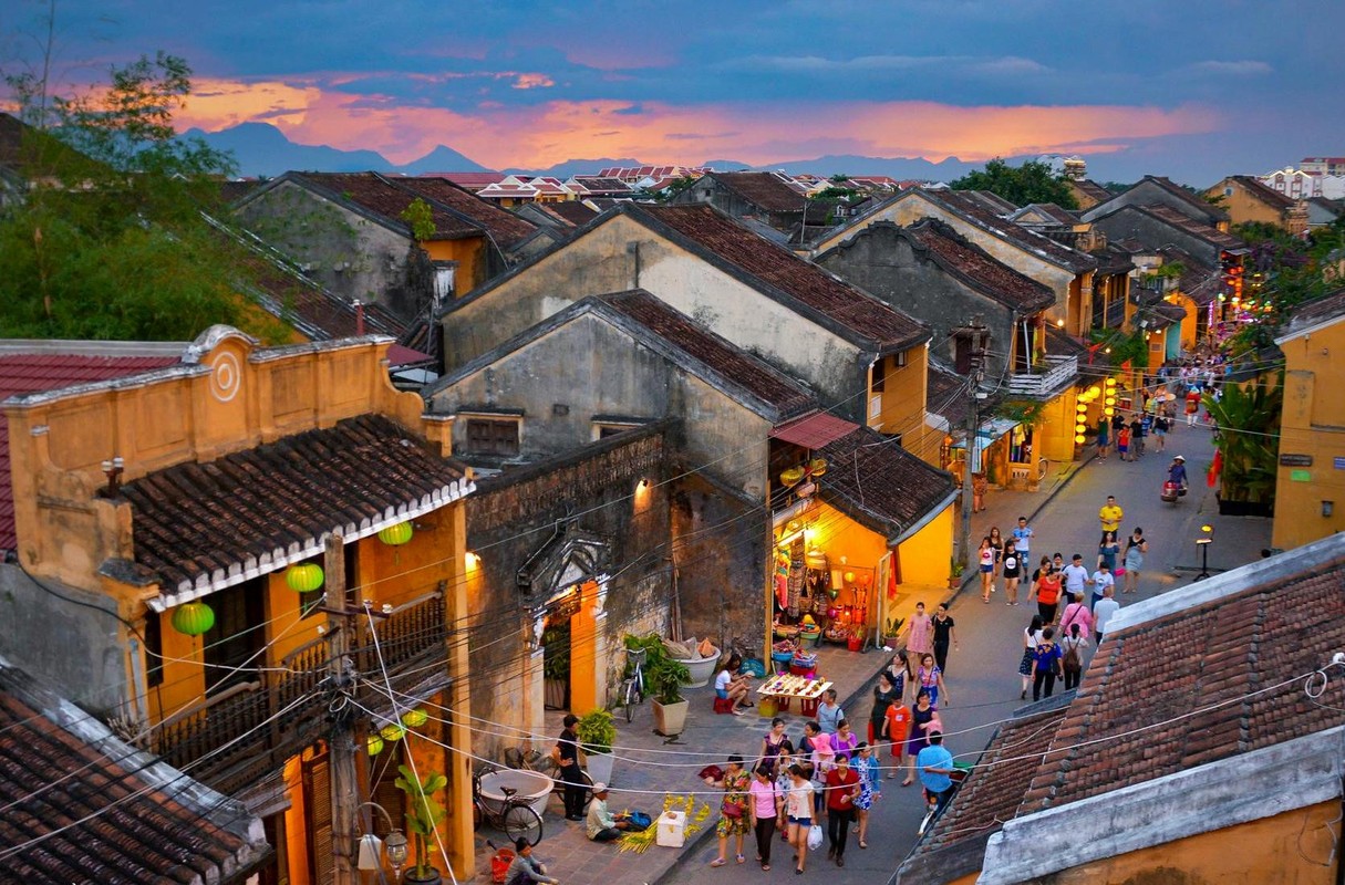 Cap doi nhan “gach da” vi leo len mai nha Hoi An 