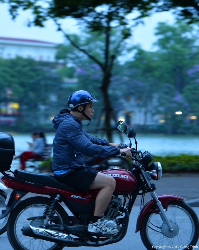 Bat ngo lanh giua mua he, thoi tiet Ha Noi tro mat nhanh hon 