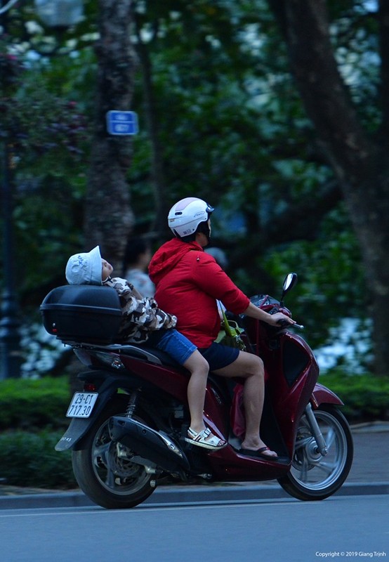 Bat ngo lanh giua mua he, thoi tiet Ha Noi tro mat nhanh hon 