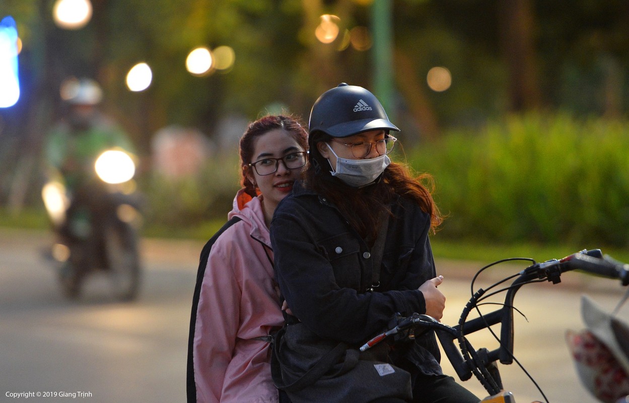 Bat ngo lanh giua mua he, thoi tiet Ha Noi tro mat nhanh hon 