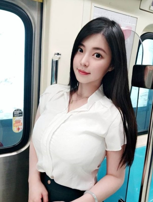 Hot girl nguc khung ngu gat tren xe tau dien khien CDM “rot tim“-Hinh-2