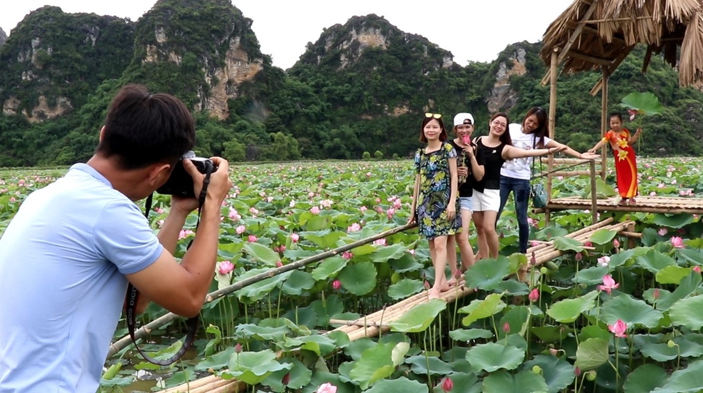 Gioi tre nuom nuop toi check in tai dam sen dep chang kem “tien canh