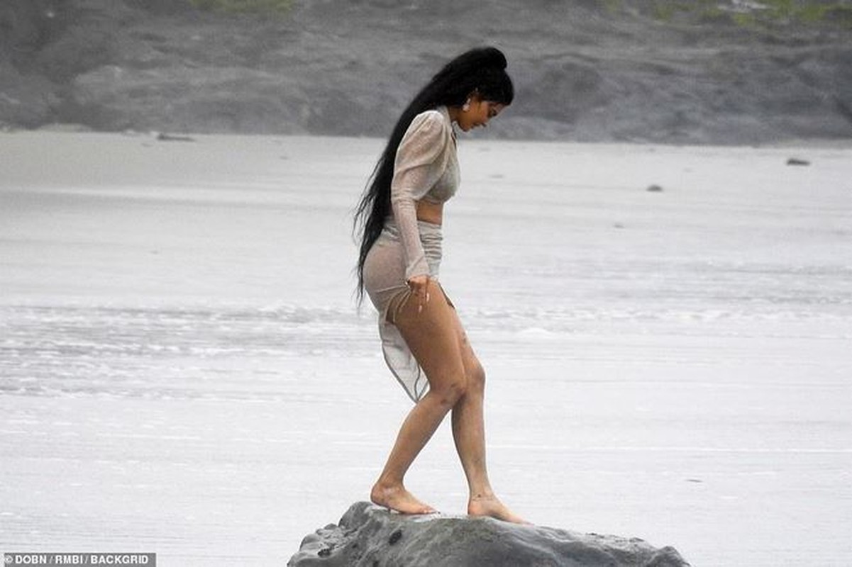 Em gai Kim Kardashian qua nong bong trong hau truong chup anh-Hinh-6