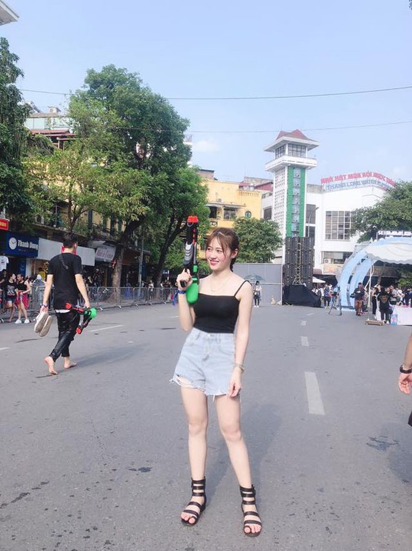 Danh tinh nu cong nhan qua xinh dep, cuoi rang ro