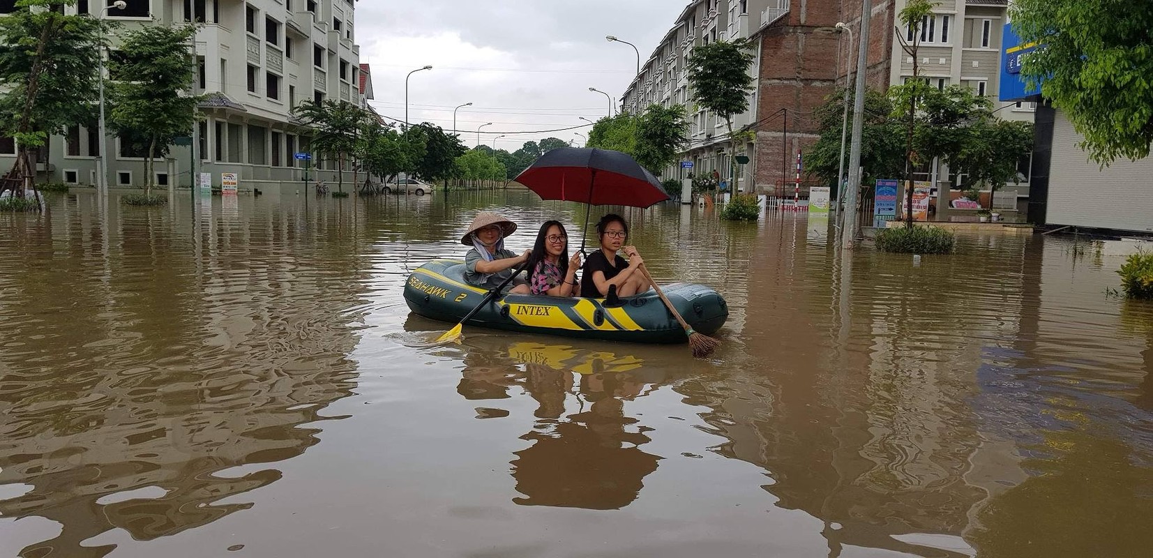 Ha Noi ngap lut sau mua to, MXH tran ngap anh cheo thuyen, boi loi giua pho-Hinh-10