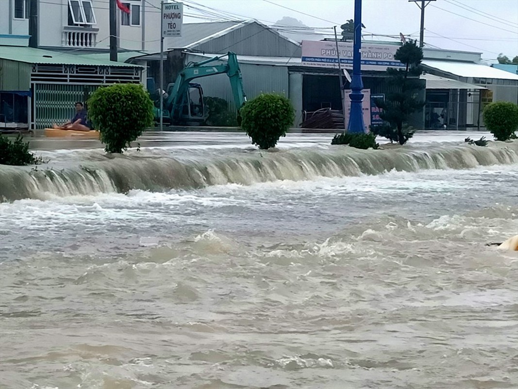 Dao Phu Quoc van mua, nguoi dan va luc luong cuu ho vat lon trong dot ngap lich su-Hinh-3