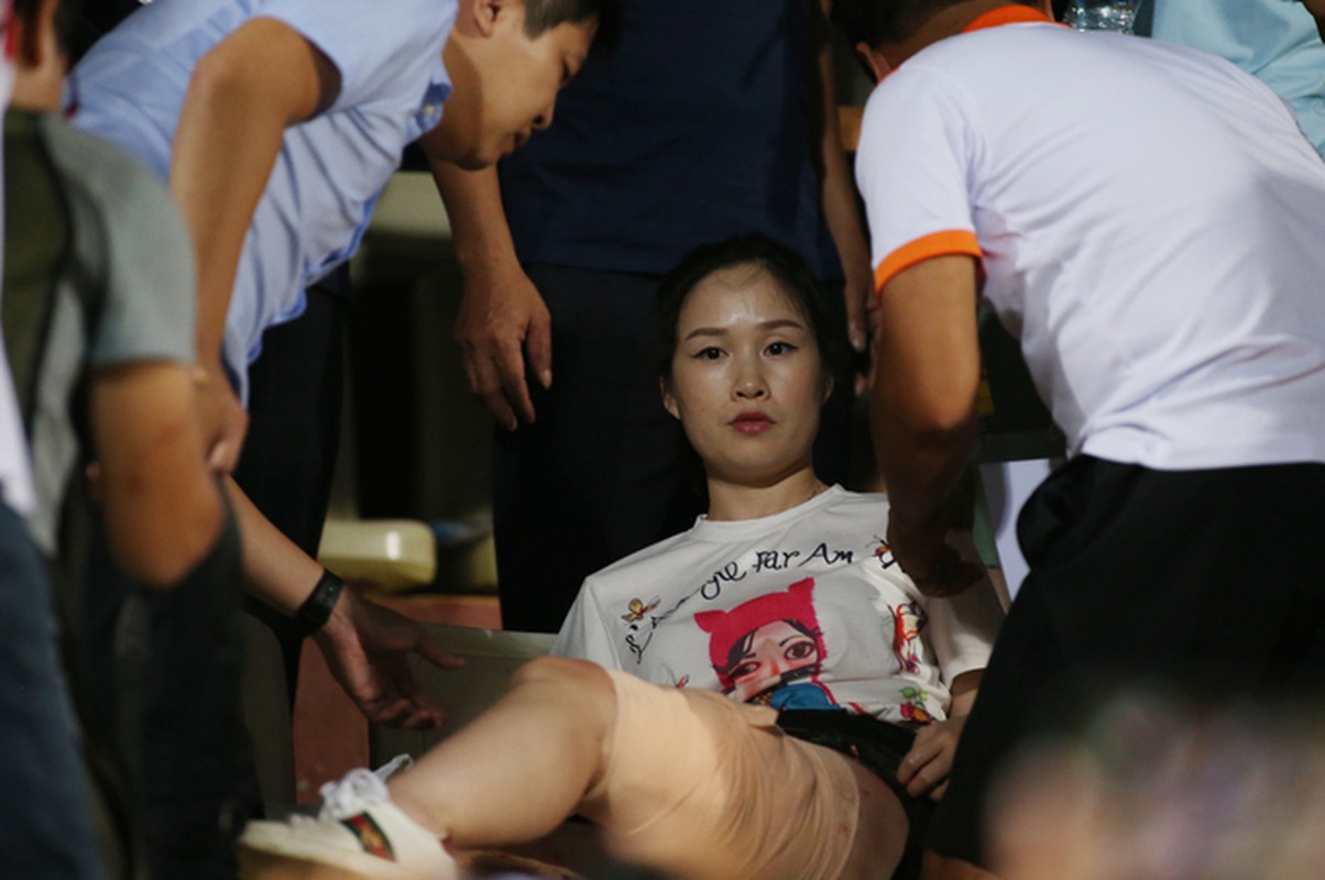 Toan canh vu fan nu trung phao sang CDV Nam Dinh tren SVD Hang Day-Hinh-7