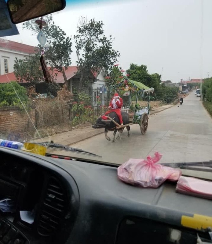 Cuoi na tho voi cac phuong tien di chuyen ba dao cua ong gia Noel-Hinh-2