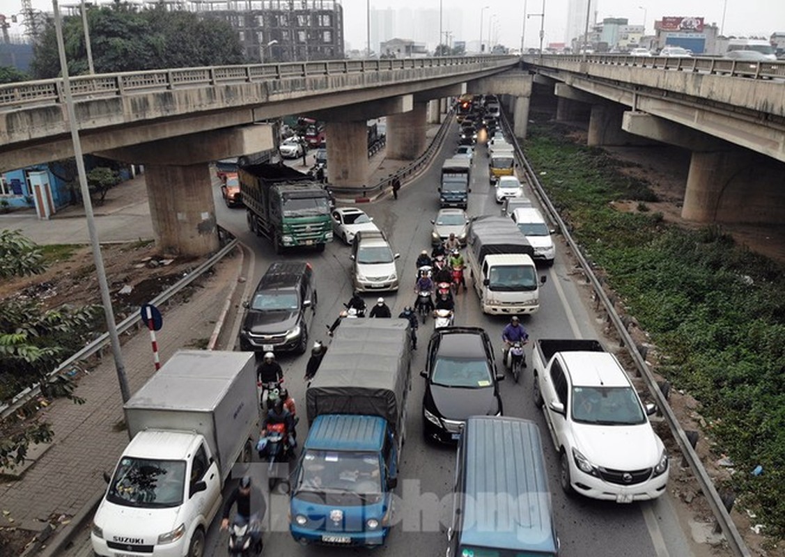 Ben xe vang khach, cua ngo Ha Noi thong thoang chieu cuoi nam-Hinh-9