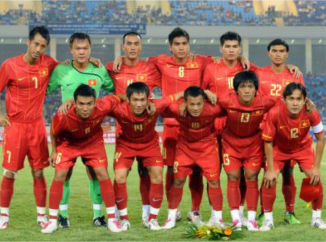 Fan thich thu soi mau ao cua U23 Viet Nam qua thap ky qua
