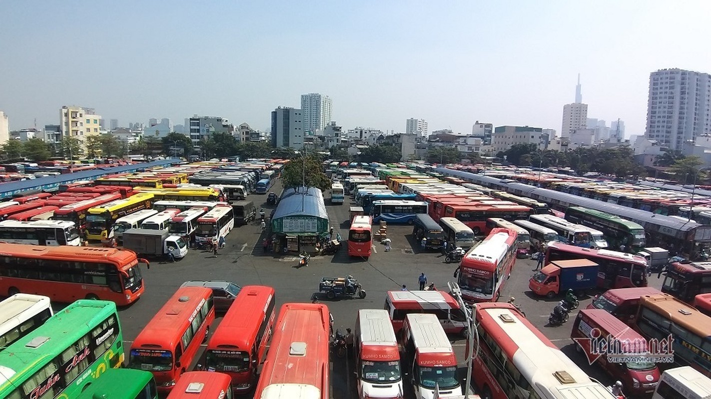 Ben xe diu hiu, ngoai duong 