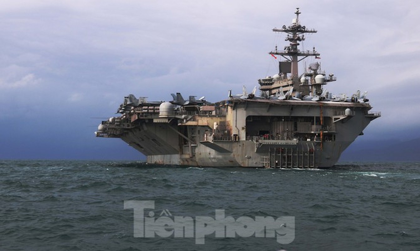 Choang ngop dan chien co dau san sat tren tau san bay USS Theodore Roosevelt-Hinh-13