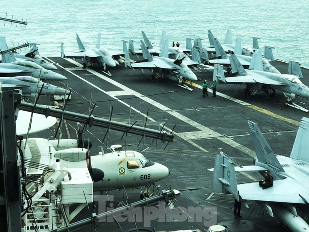 Choang ngop dan chien co dau san sat tren tau san bay USS Theodore Roosevelt-Hinh-3