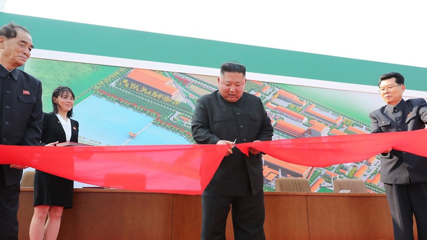 Hinh anh ong Kim Jong Un “tai xuat” trong le khanh thanh mot nha may-Hinh-3