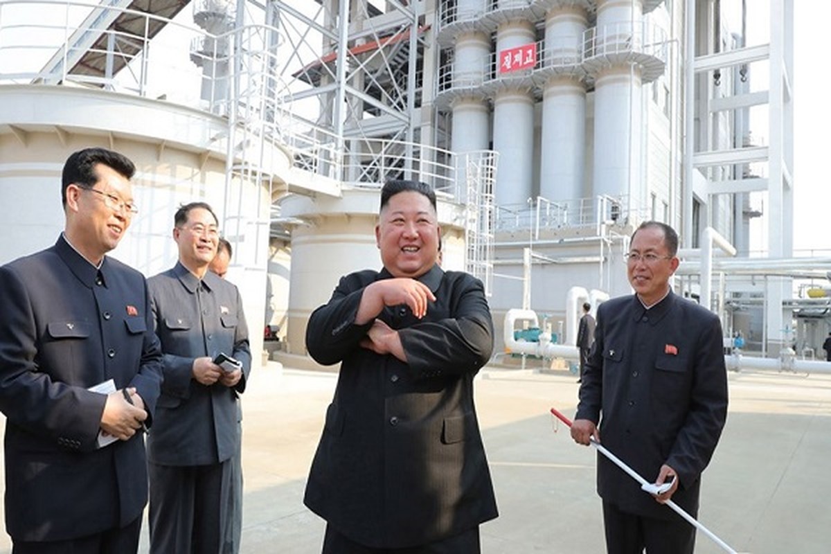 Hinh anh ong Kim Jong Un “tai xuat” trong le khanh thanh mot nha may