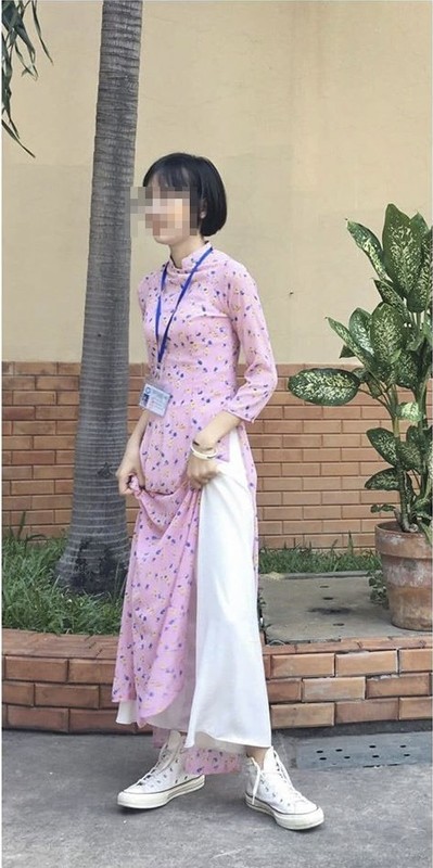 Mac ao dai di giay sneaker, nu giao vien thuc tap gay tranh cai-Hinh-2