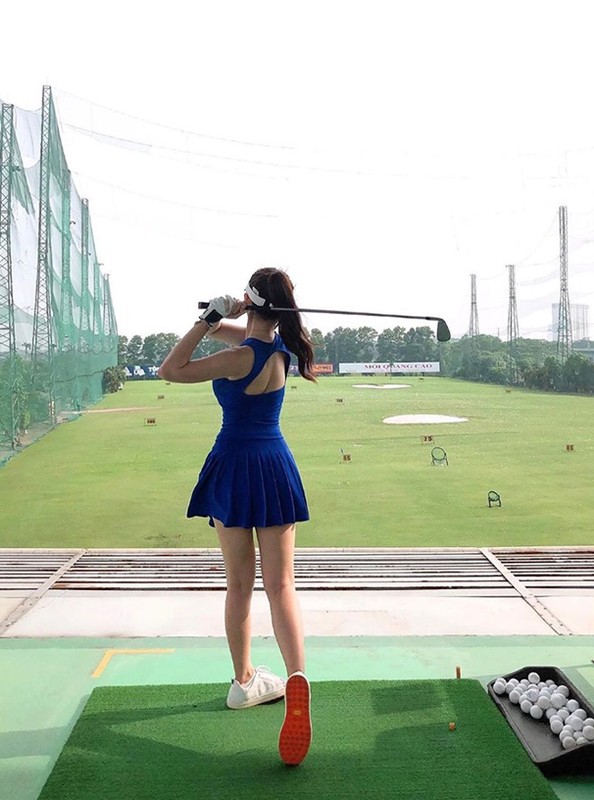 MC nong bong nhat dai K+ khoe dang cuc chuan tren san golf-Hinh-10