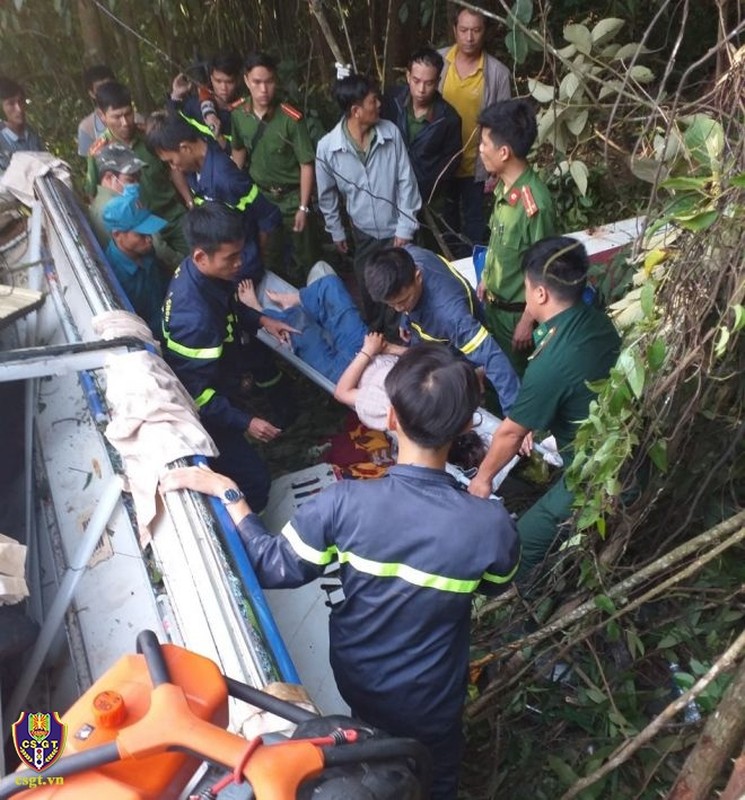 Hien truong vu xe khach roi xuong vuc lam 6 nguoi tu vong-Hinh-5