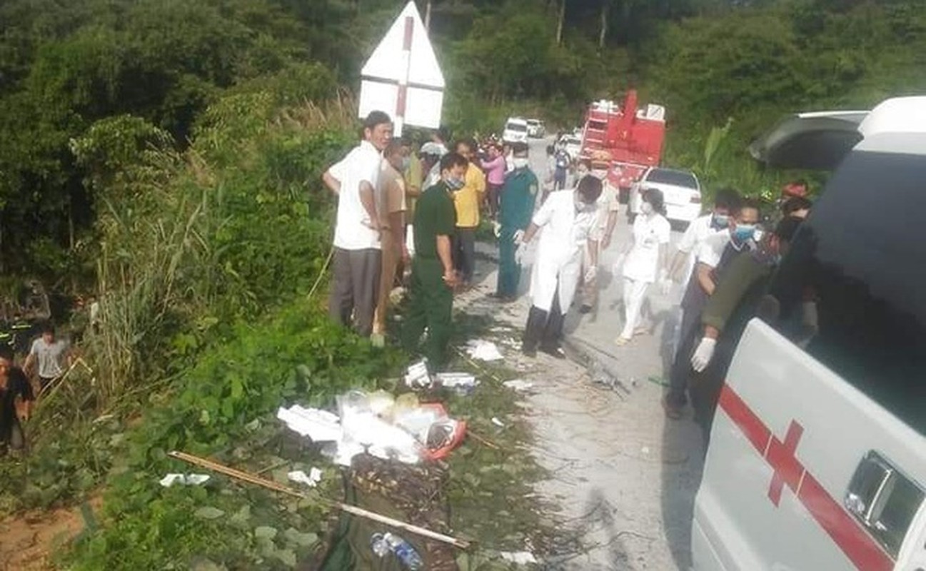 Hien truong vu xe khach roi xuong vuc lam 6 nguoi tu vong-Hinh-6