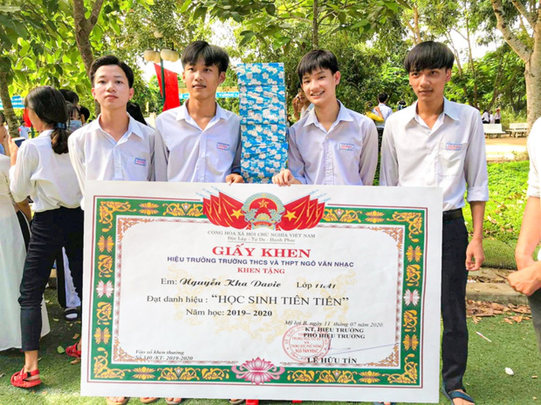 Hot trend giay khen sieu to ngay be giang khien dan tinh het hon-Hinh-2