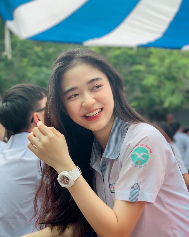Hot girl Nguyen Khuyen cuoi suong suong ma CDM 