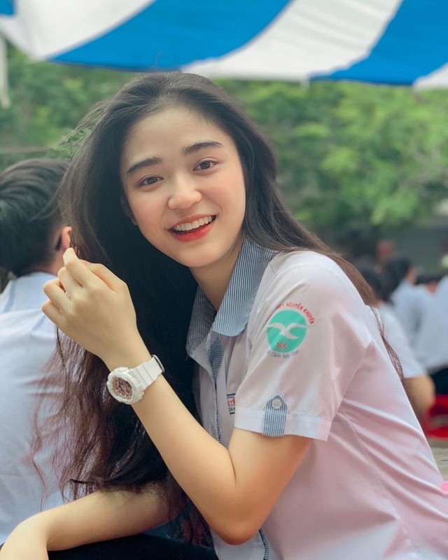 Hot girl Nguyen Khuyen cuoi suong suong ma CDM 