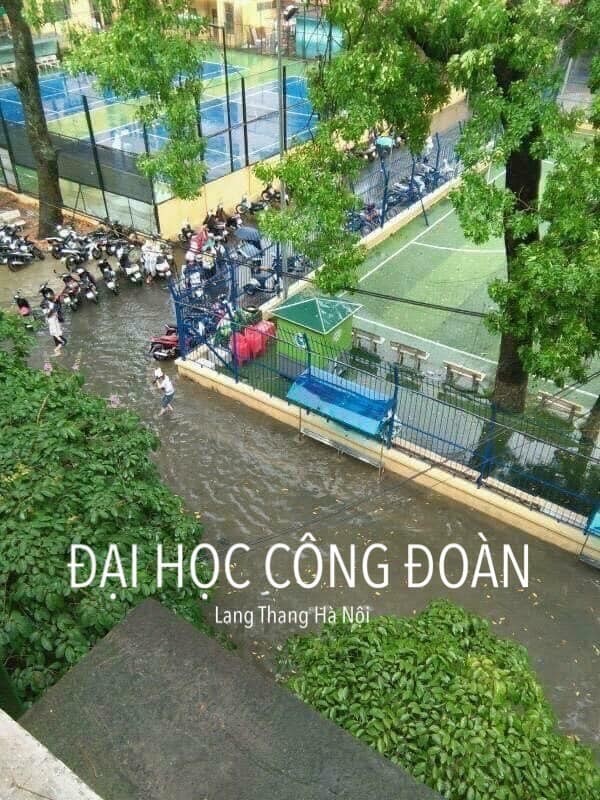 Ha Noi ngap nuoc, san cac truong dai hoc lon bong bi che anh-Hinh-4