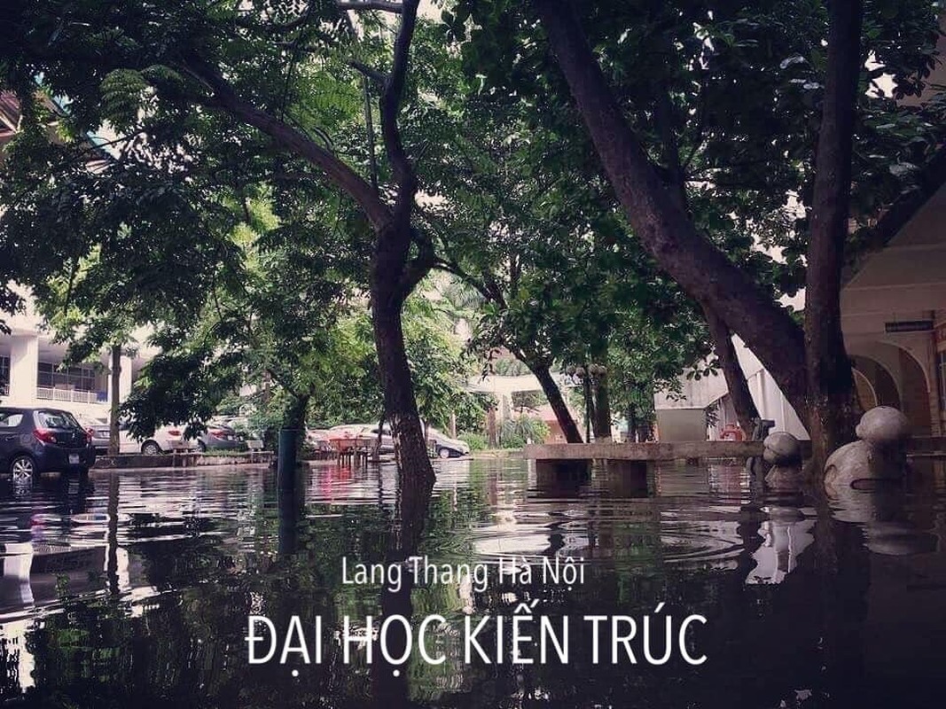 Ha Noi ngap nuoc, san cac truong dai hoc lon bong bi che anh-Hinh-9