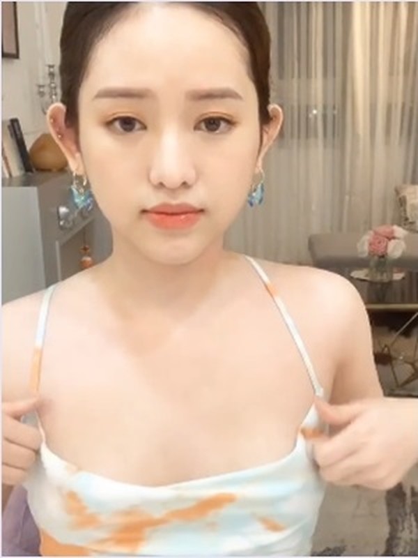 Suyt lo vong 1 khi livestream, hot girl Ca Mau khien dan tinh het hon-Hinh-2