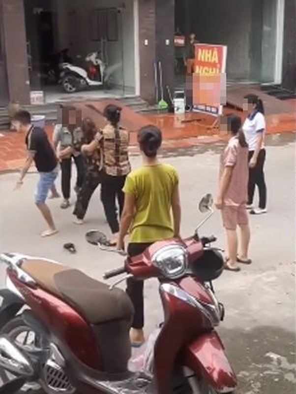 Loat danh ghen man ro khien dan tinh phai lac dau ngao ngan-Hinh-4