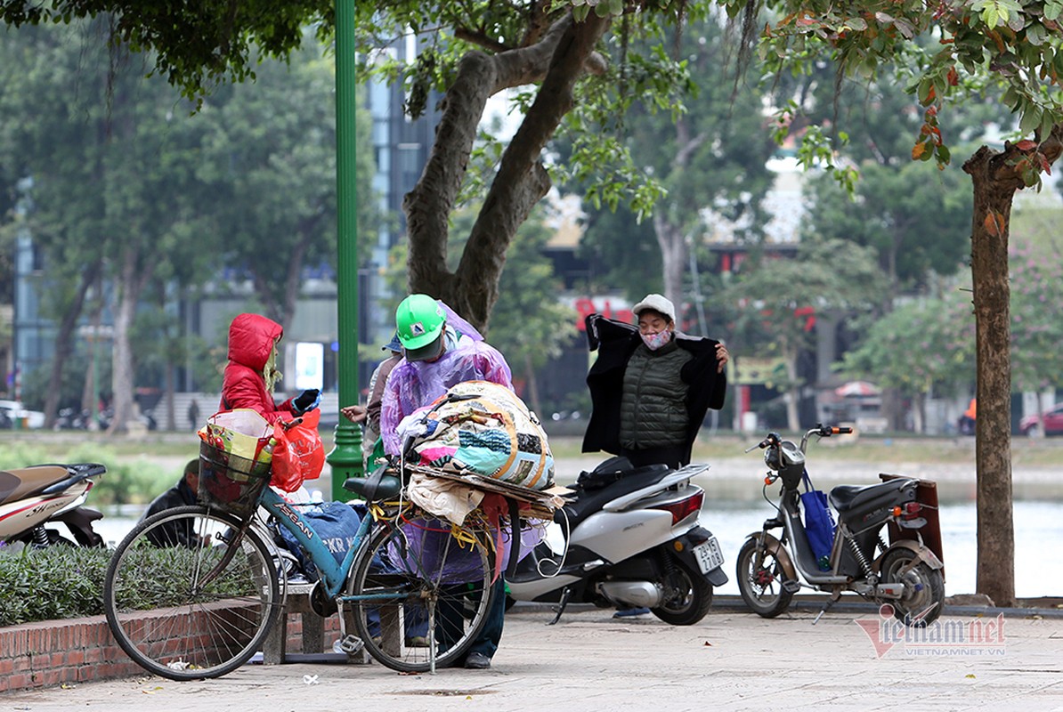 Ngay ret te tai, nguoi Ha Noi trum ao mua xuong pho-Hinh-4