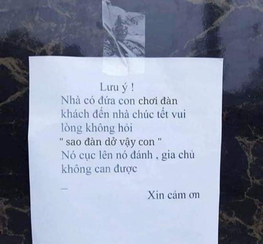 Ba ngoai treo bang canh bao nha co chau gai “dan nhau” gay sot-Hinh-7