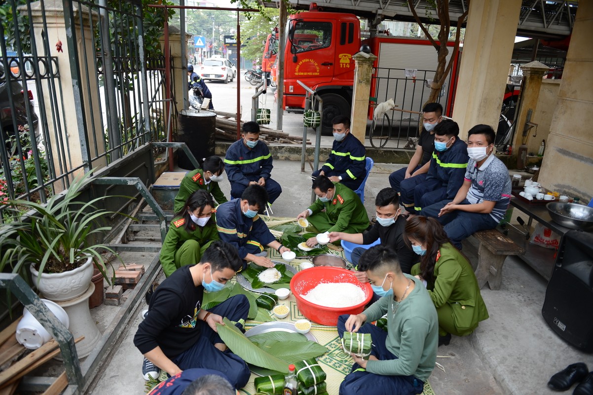 Chien si “chong giac lua” tro tai goi banh chung sieu dep