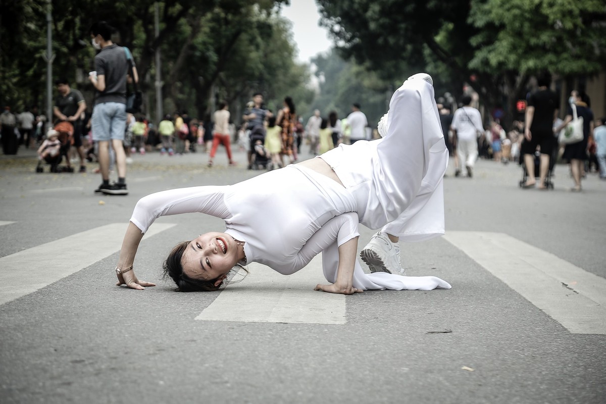 Dien ao dai nhay hiphop, gai xinh khien netizen tranh cai 