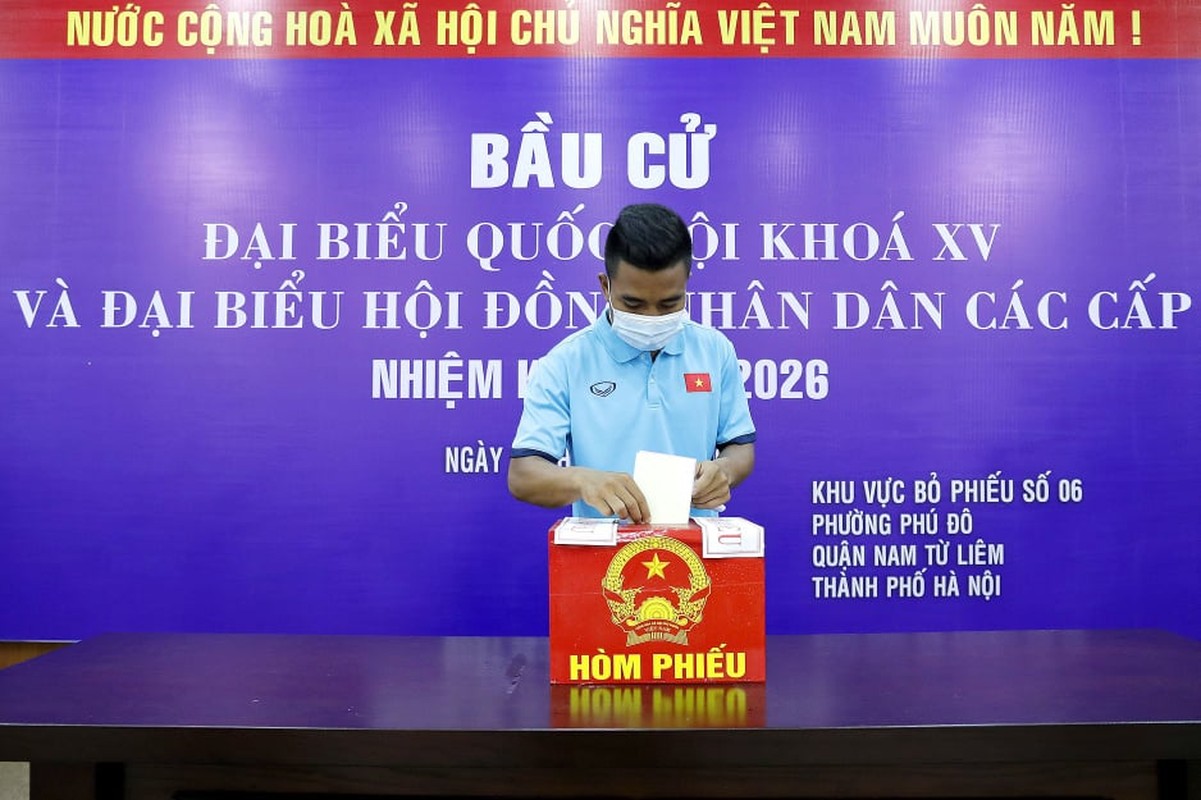 Tuyen thu DT Viet Nam di bau cu chuan an toan phong chong dich-Hinh-10
