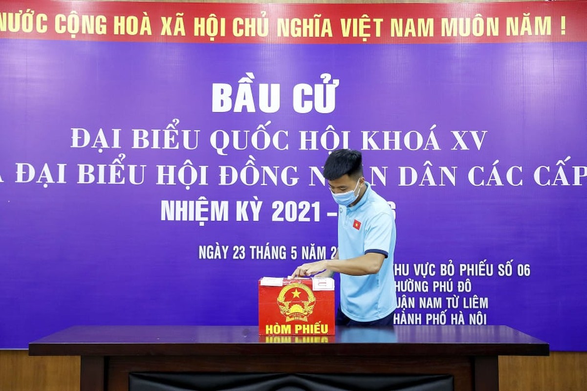 Tuyen thu DT Viet Nam di bau cu chuan an toan phong chong dich-Hinh-12
