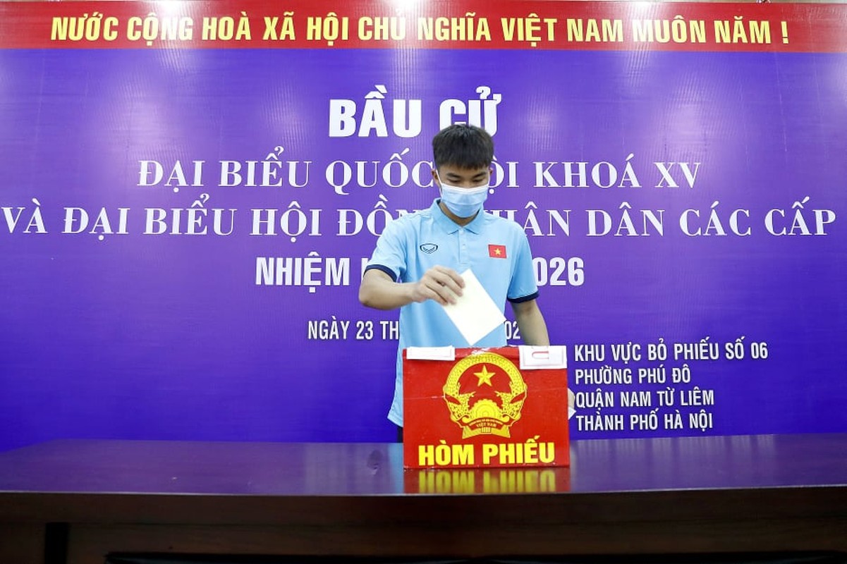 Tuyen thu DT Viet Nam di bau cu chuan an toan phong chong dich-Hinh-13