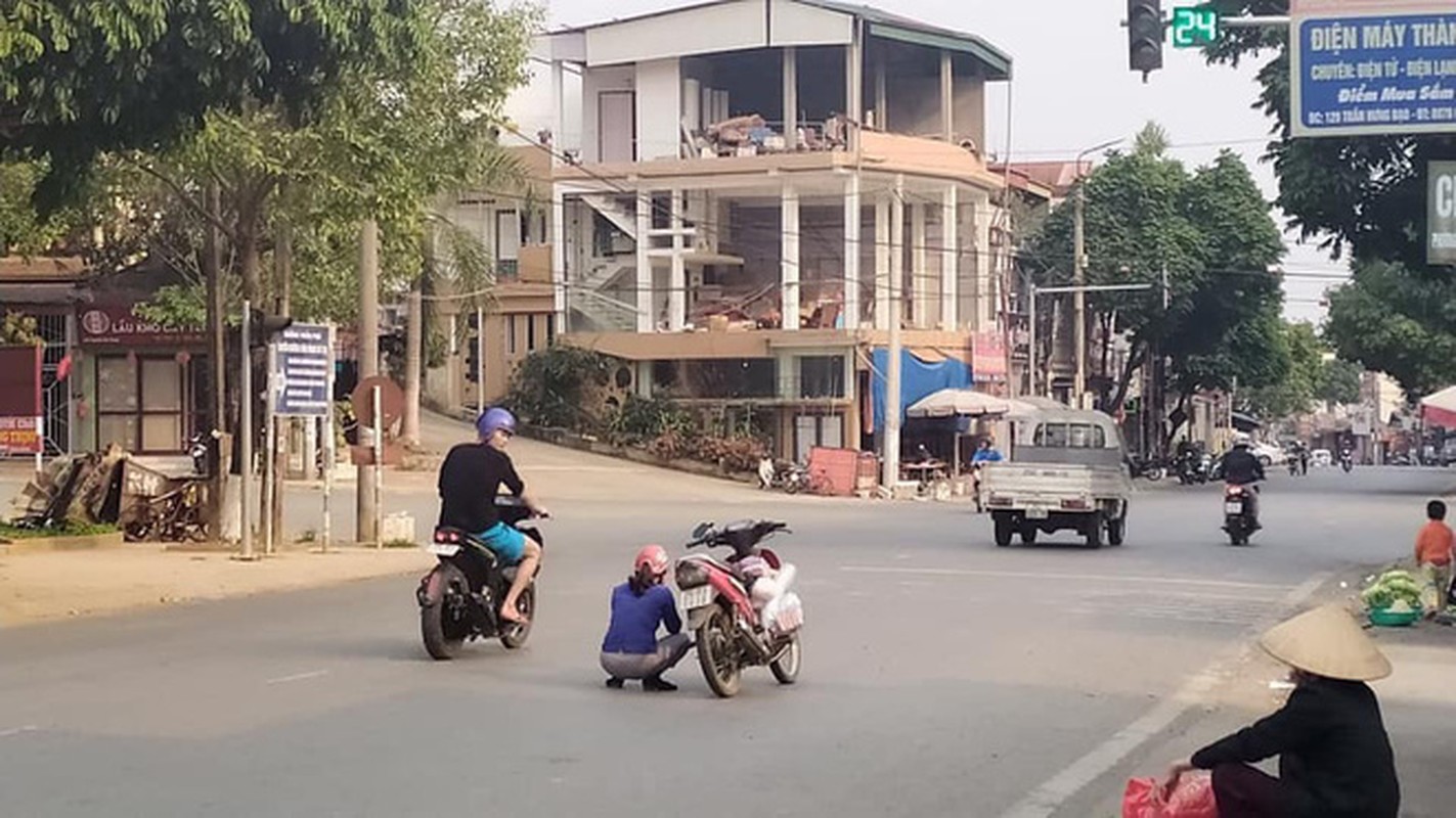 Trai tham tap yoga tren duong cao toc, co gai khien netizen hoang hon-Hinh-12