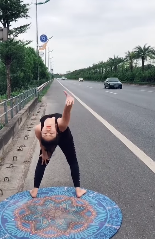 Trai tham tap yoga tren duong cao toc, co gai khien netizen hoang hon-Hinh-2
