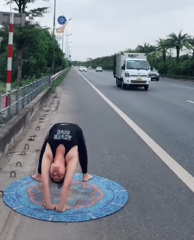 Trai tham tap yoga tren duong cao toc, co gai khien netizen hoang hon-Hinh-3