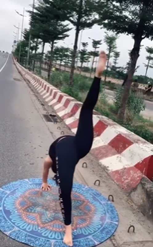 Trai tham tap yoga tren duong cao toc, co gai khien netizen hoang hon-Hinh-5