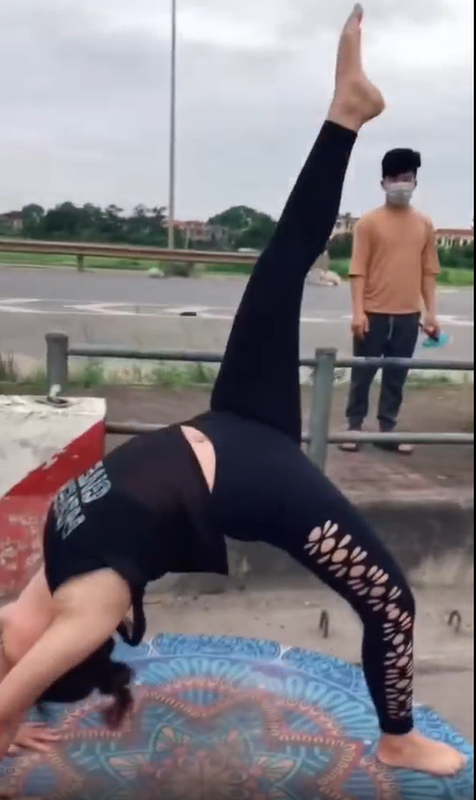 Trai tham tap yoga tren duong cao toc, co gai khien netizen hoang hon-Hinh-6