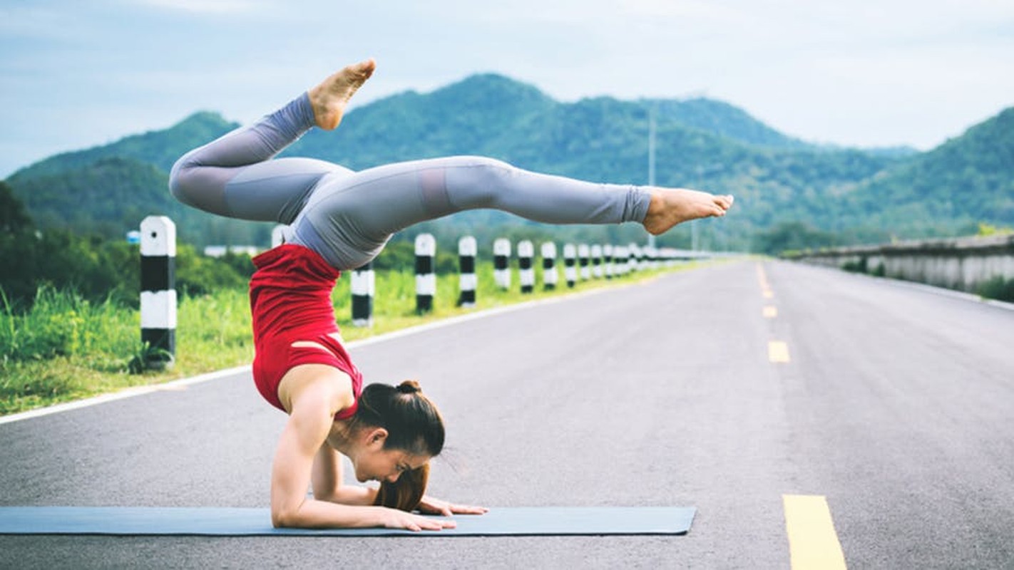 Trai tham tap yoga tren duong cao toc, co gai khien netizen hoang hon-Hinh-7